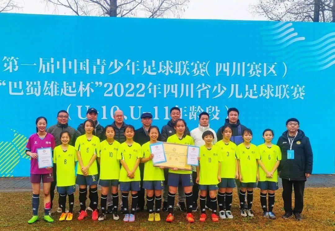 足球女将备战关键比赛，备战坚持训练