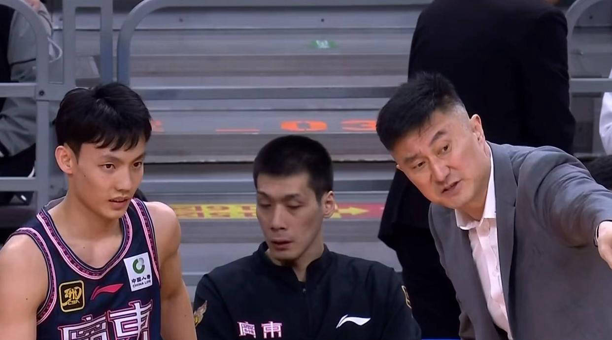 主教练因为球队不佳表现遭到质疑