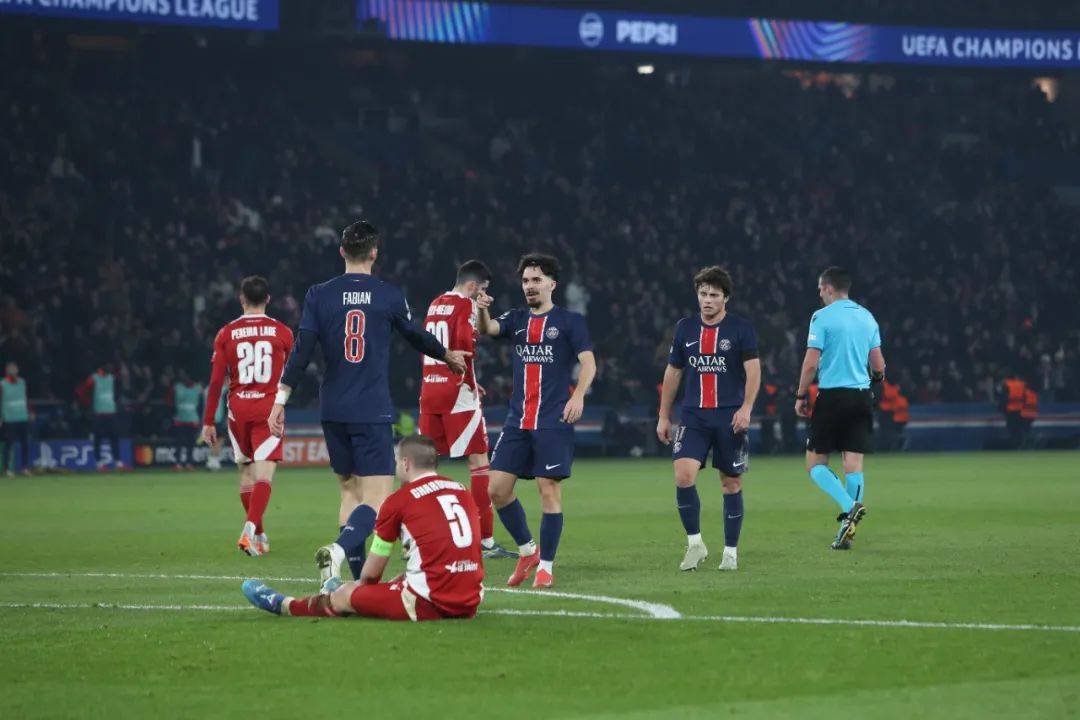 关于巴黎圣日耳曼主场大胜，稳固联赛前三位置的信息