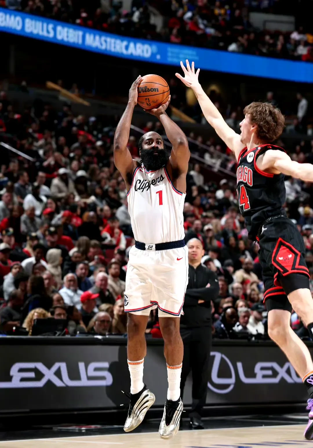 哈登全场抢分，火箭惊险战胜快船的简单介绍