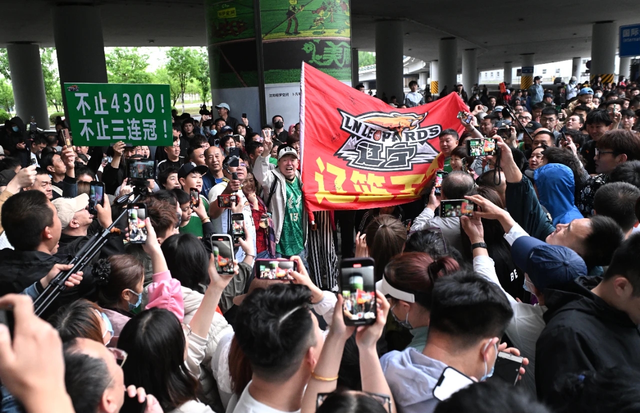 激烈的比赛引来了球迷热情支持