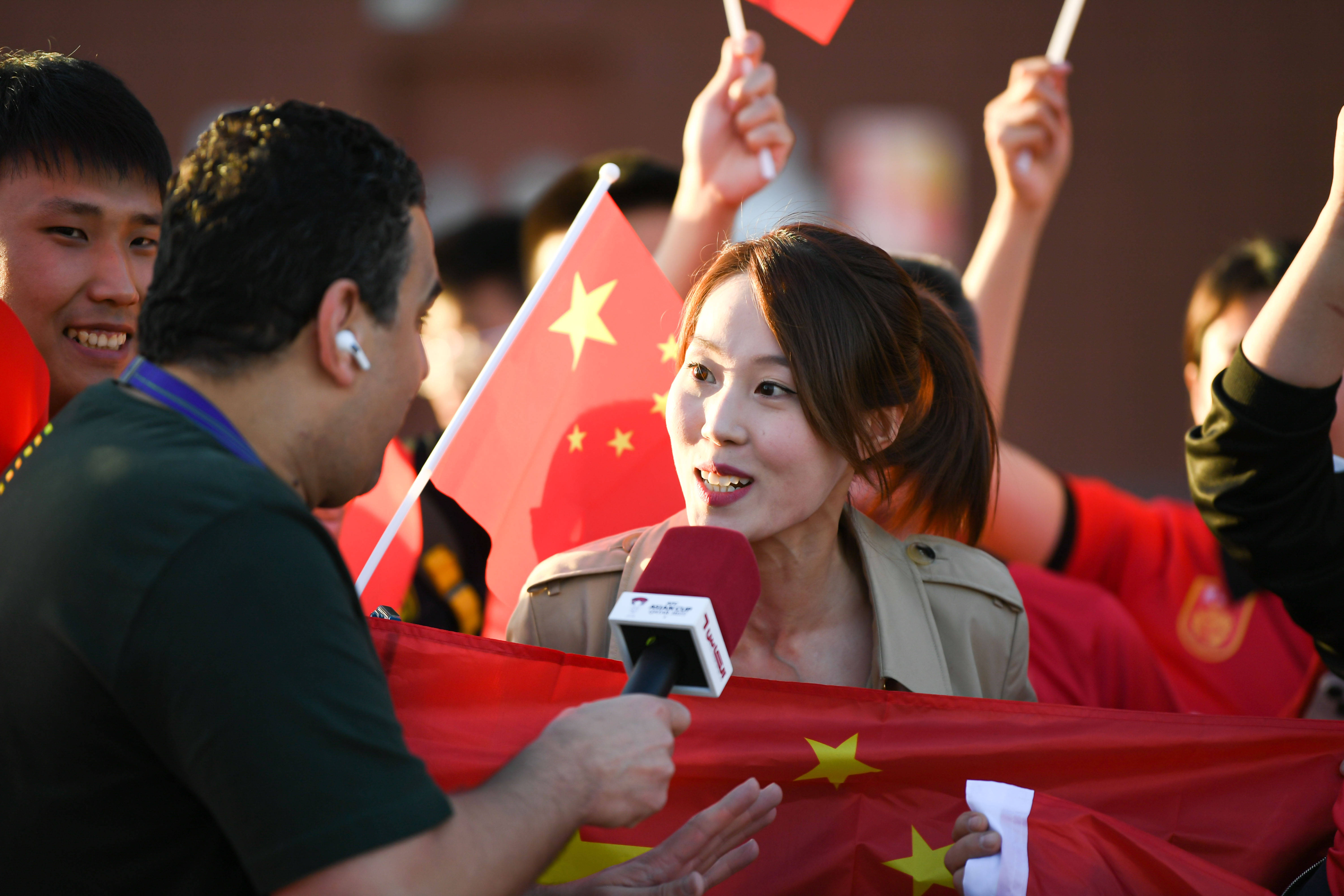 激烈的比赛引来了球迷热情支持