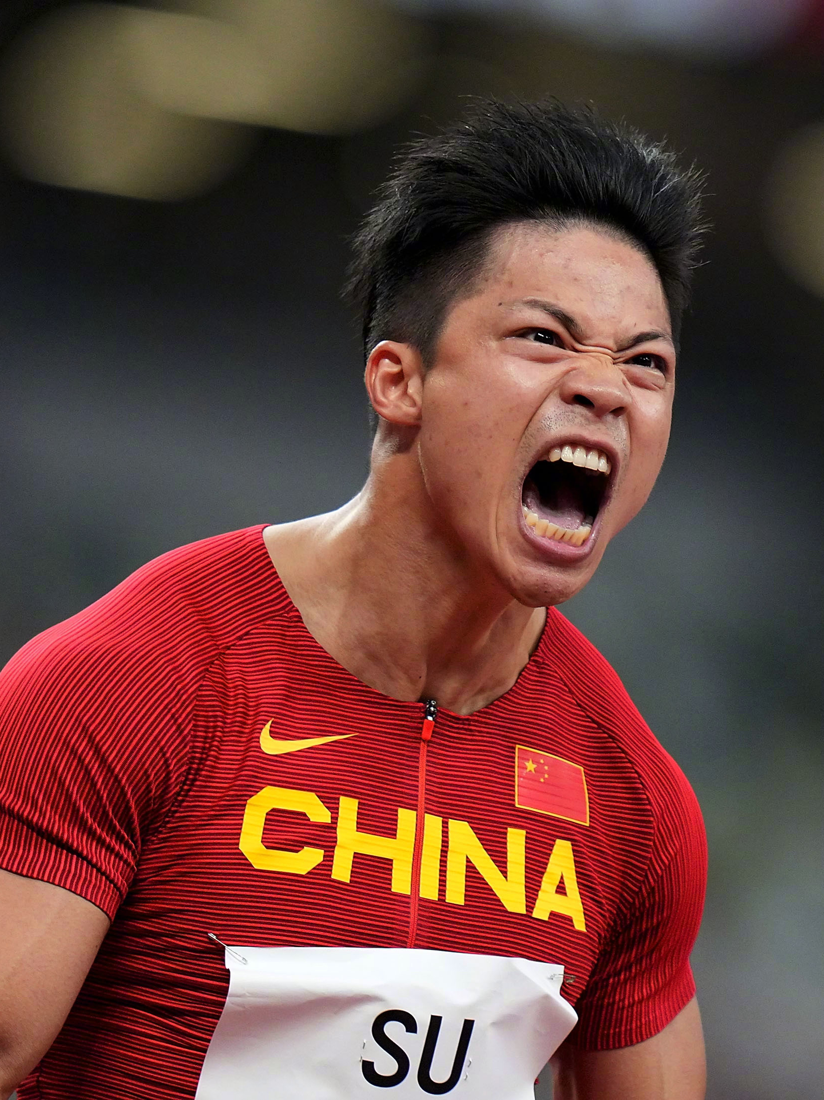 男子田径比赛再创佳绩，中国选手勇夺冠军