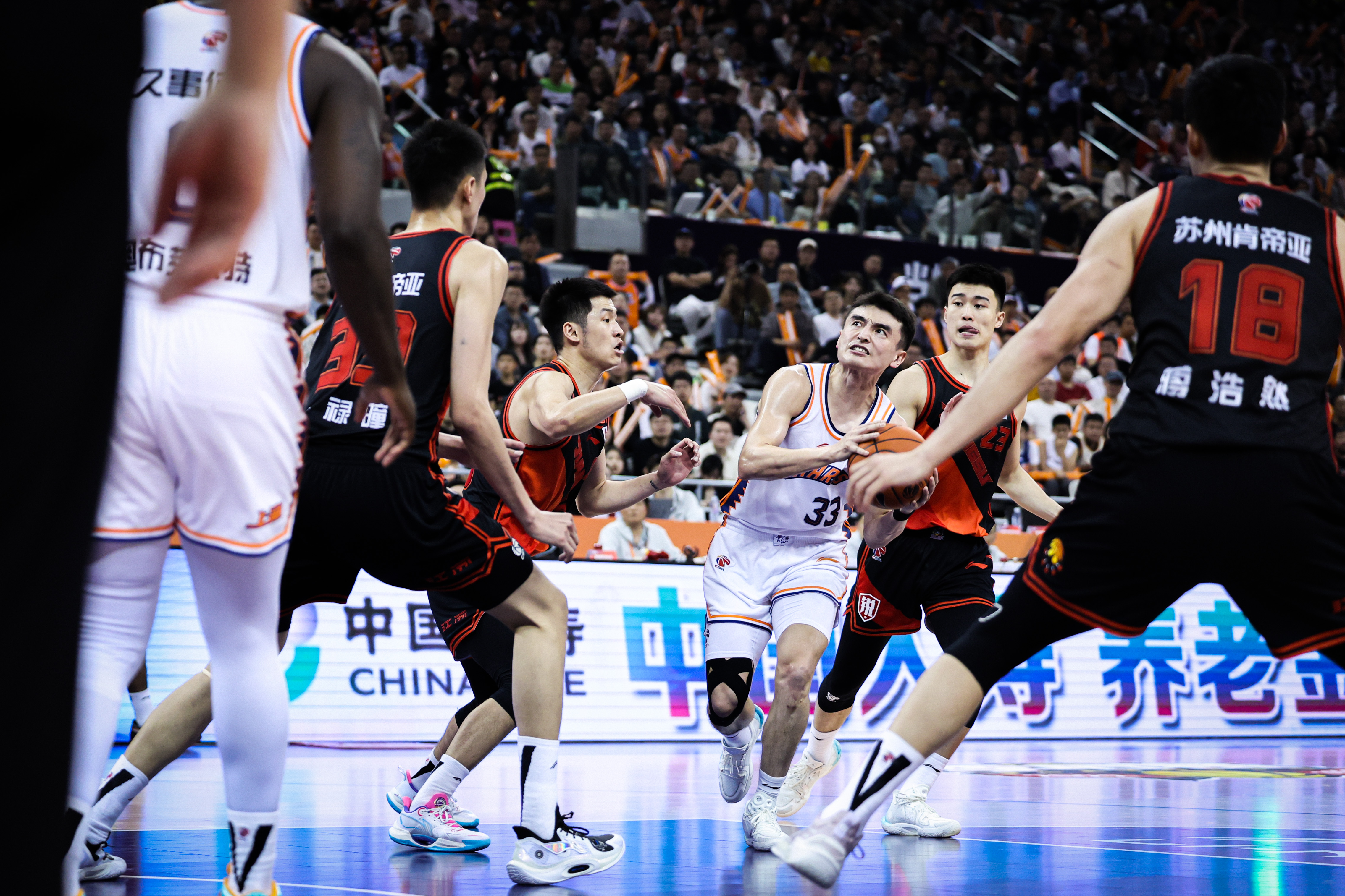 队员在比赛中展现了出色的团队合作 队员在比赛中展现了出色的团队合作