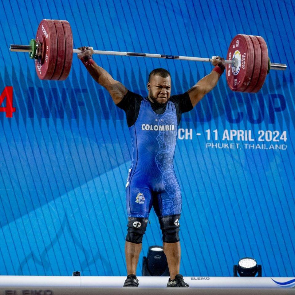 俄罗斯男子举重选手强势夺冠
