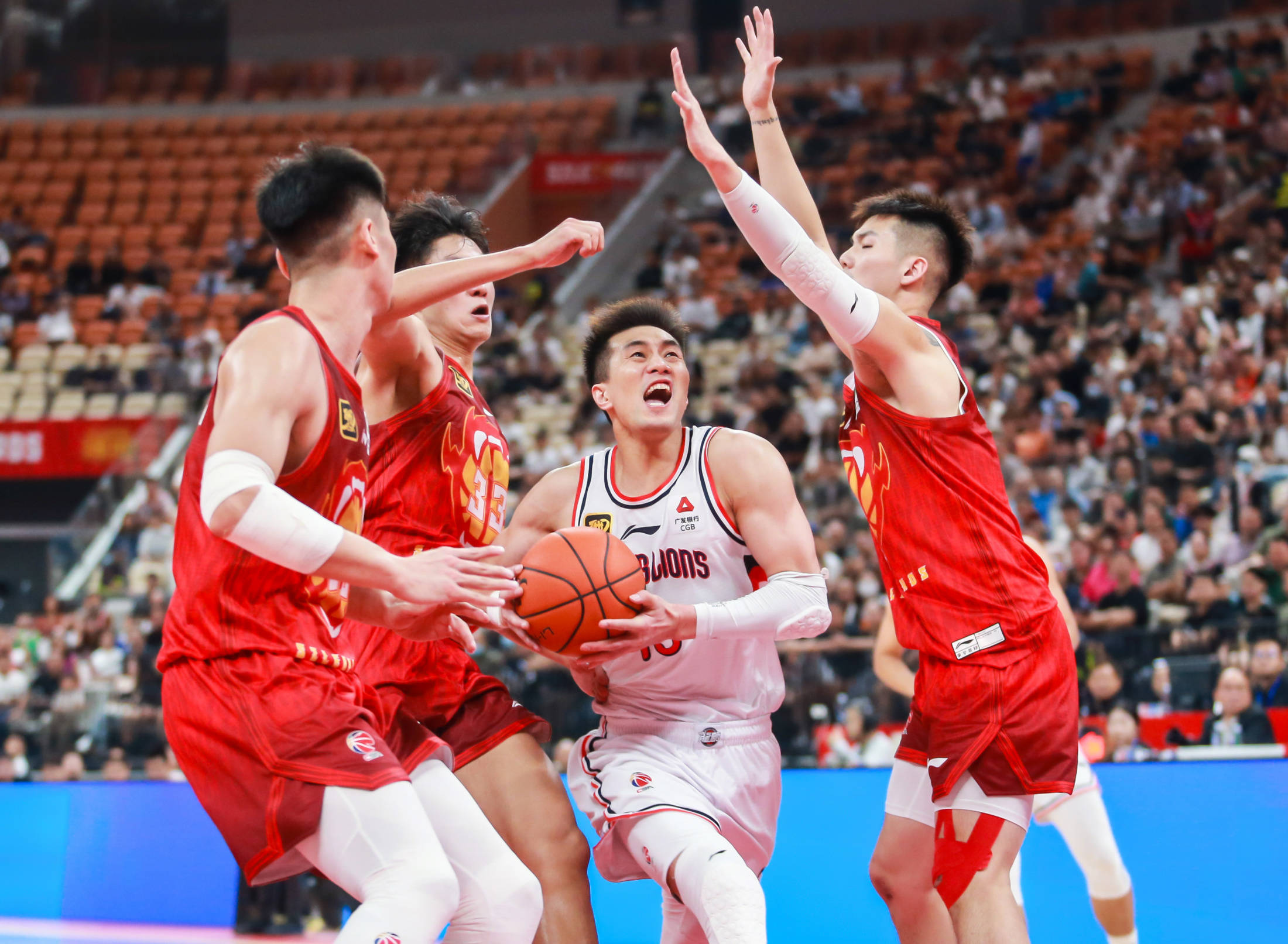 球队新引援登场，期待他们的表现