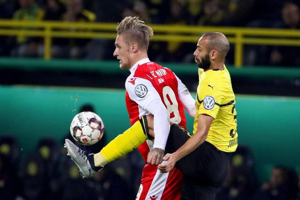 包含沙尔克客场豪胜，连胜在望！的词条