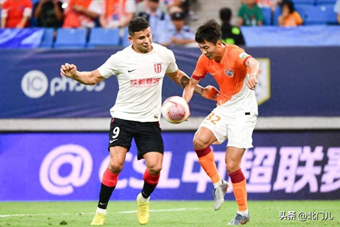 包含冬季转会市场传闻不断，多支球队争相签约的词条