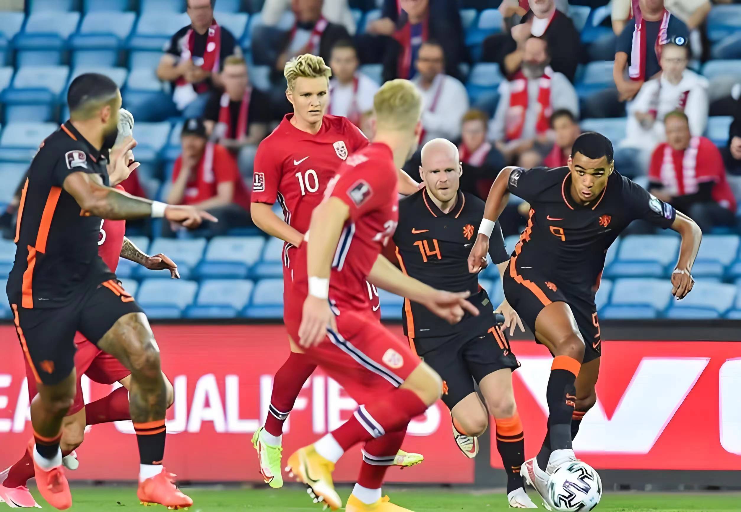 乌克兰队在欧预赛中大胜塞尔维亚