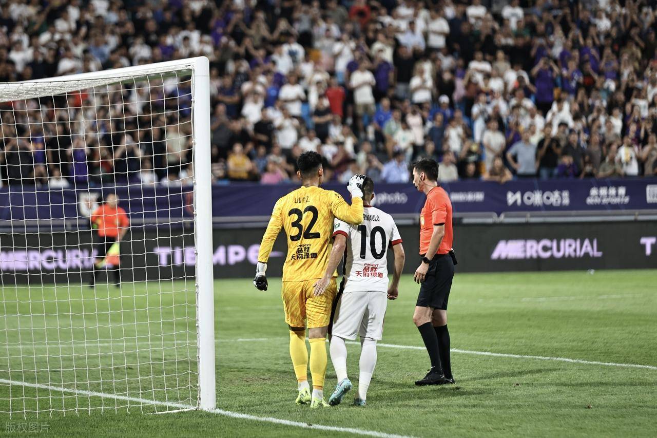 紧张比拼！欧预赛中球队快速进攻，威胁对手门将的简单介绍