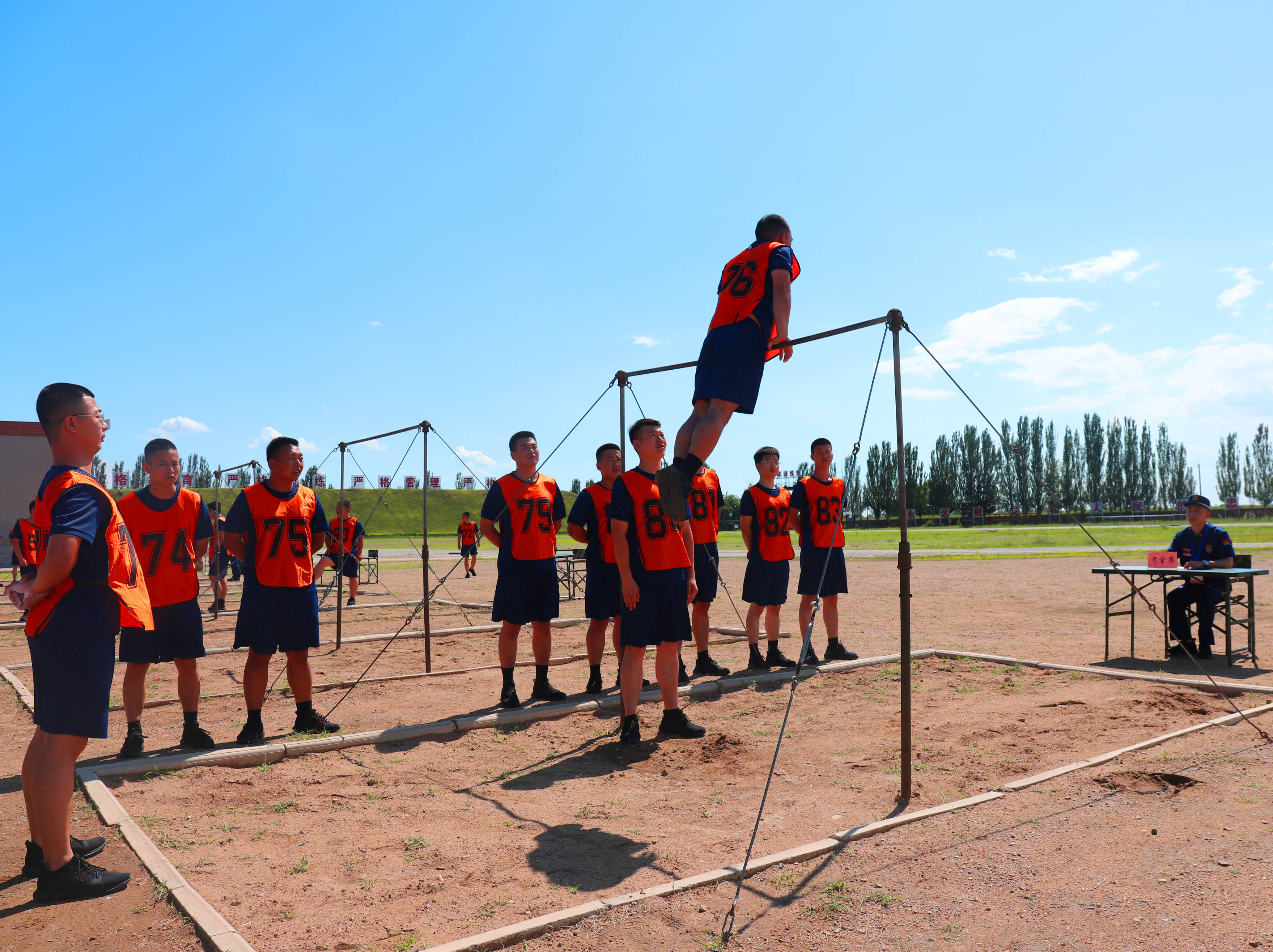 全队合作紧密，共同奋勇争先！