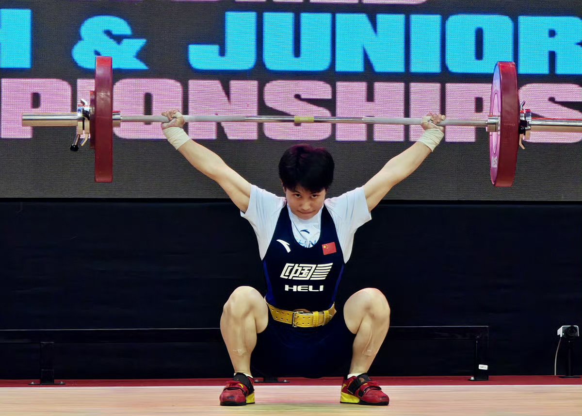 举重冠军保持冷静登上领奖台 举重冠军保持冷静登上领奖台