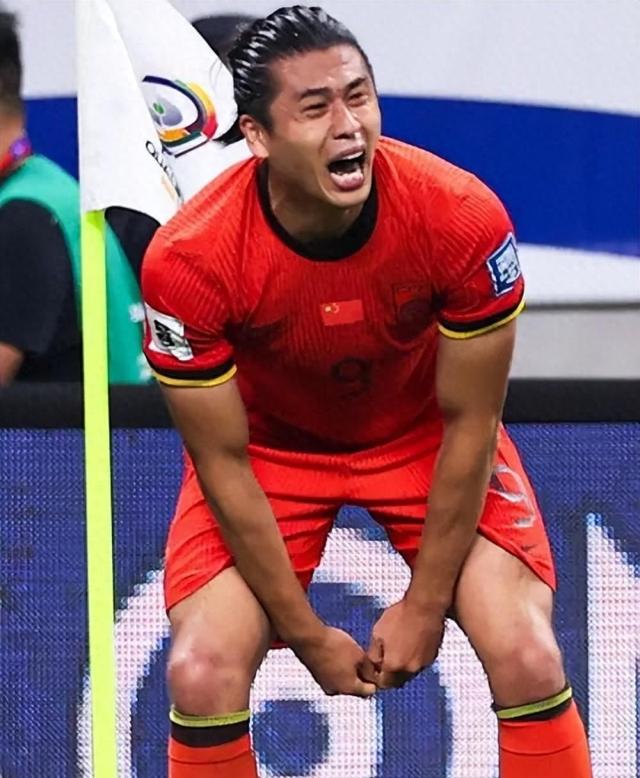 世界杯选手赛后落泪，背后故事感人