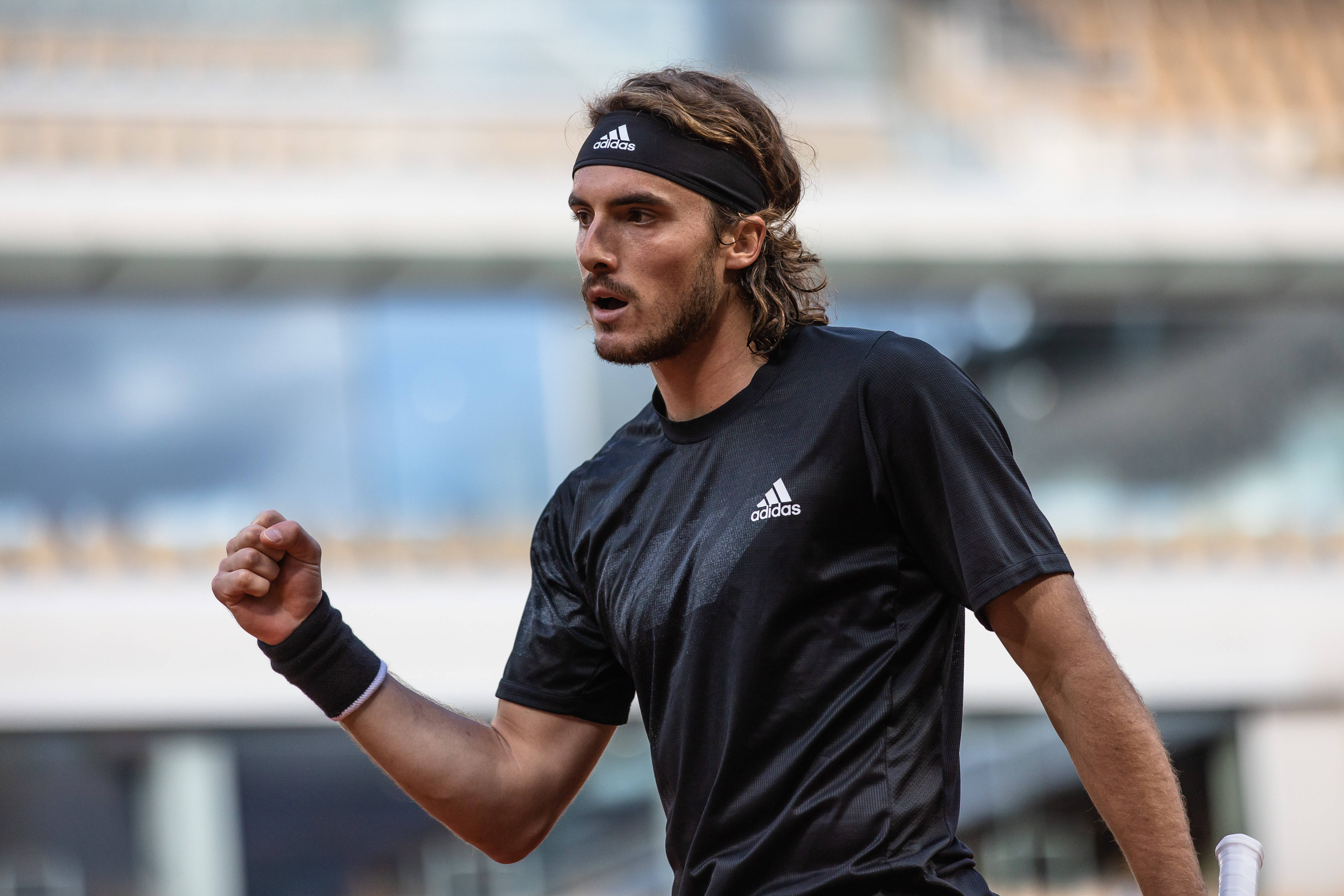 意大利网球队轻取英国网球队，西西帕斯绝境逆转