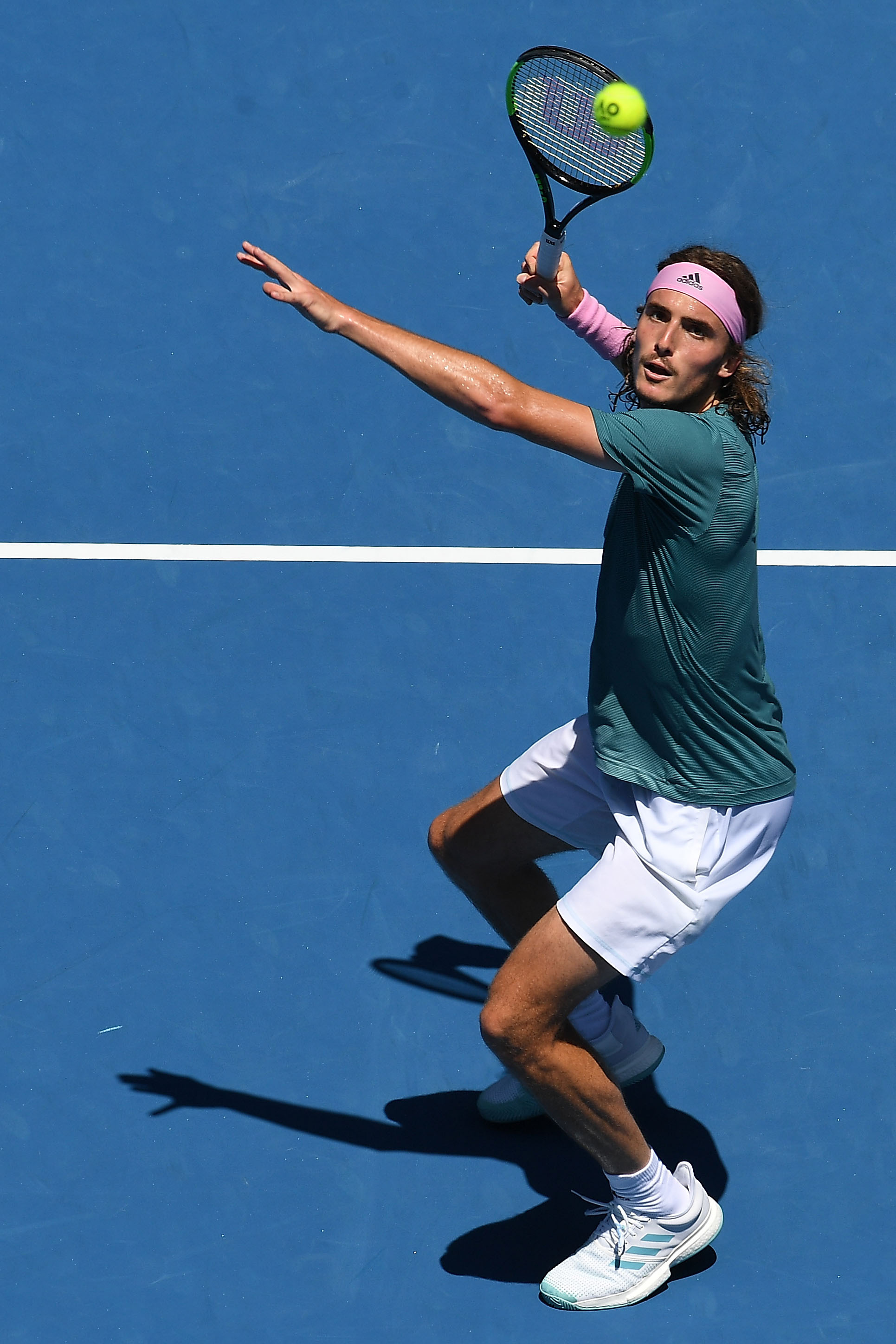 意大利网球队轻取英国网球队，西西帕斯绝境逆转