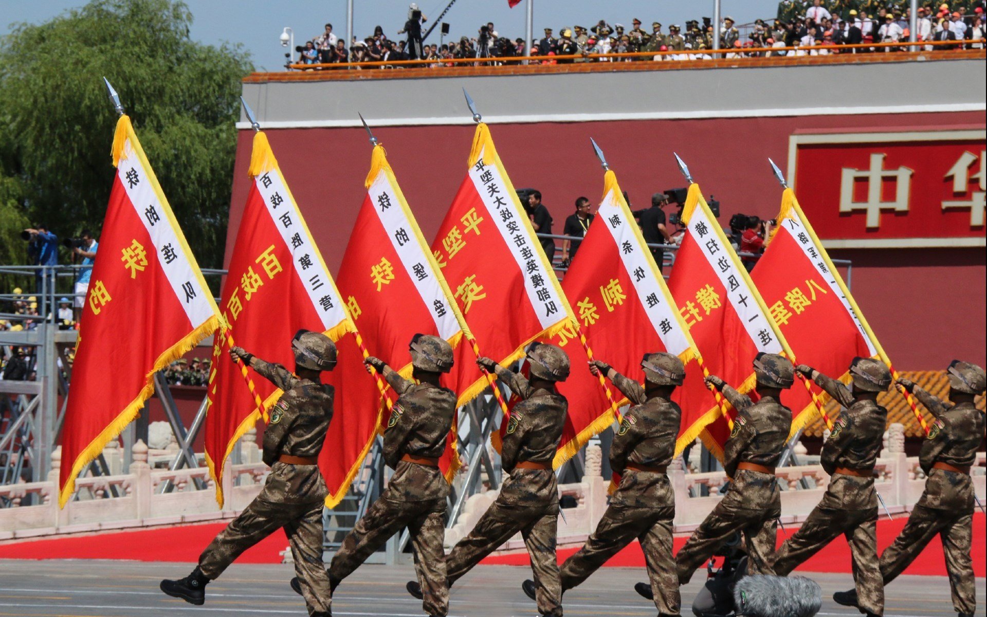 引擎轰鸣处,猛兽觉醒时,F1新赛季揭幕战之夜与卢卡库的统治力共振