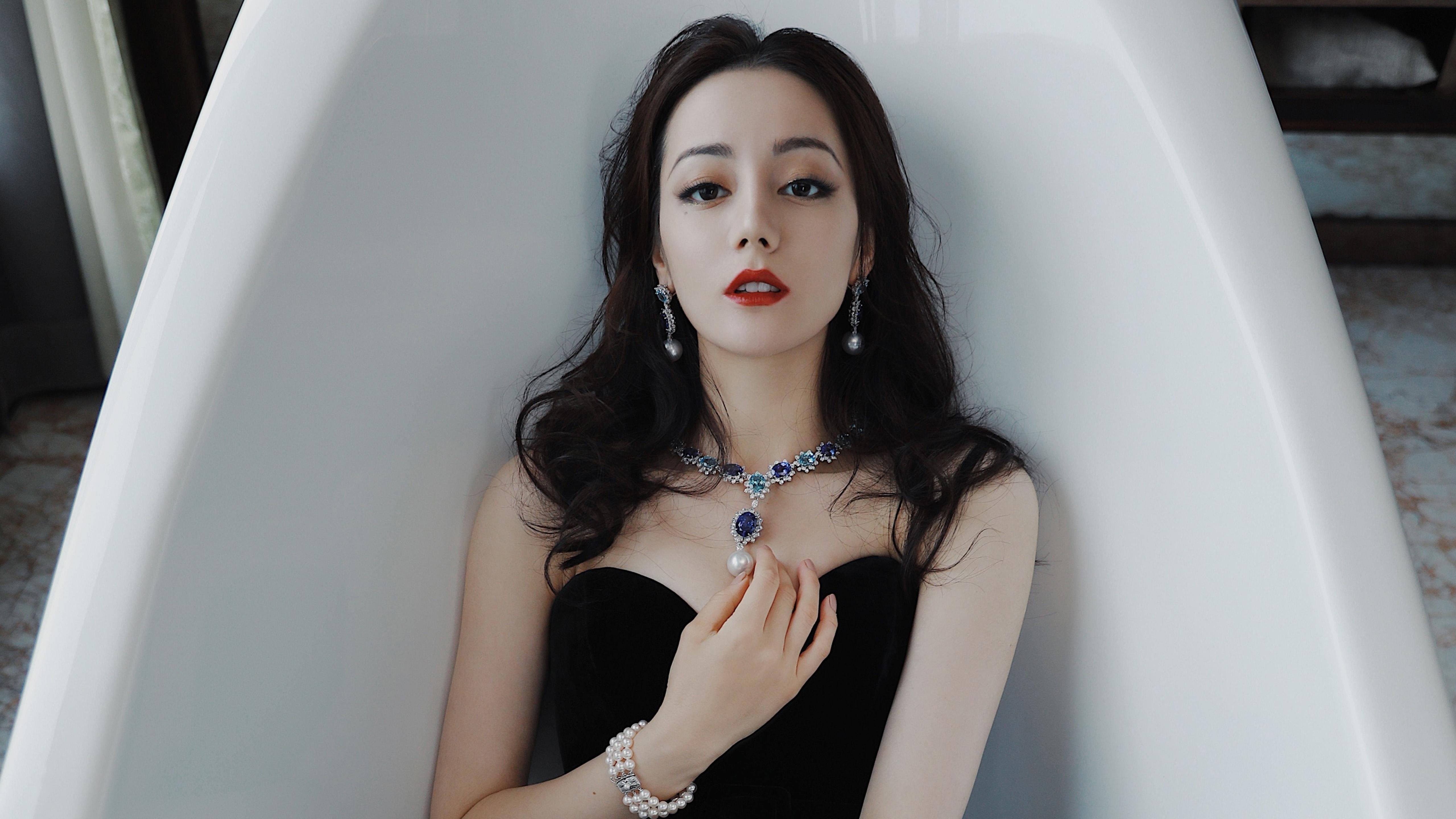 暗夜骑士，詹姆斯在F1街道赛的制胜狂想曲